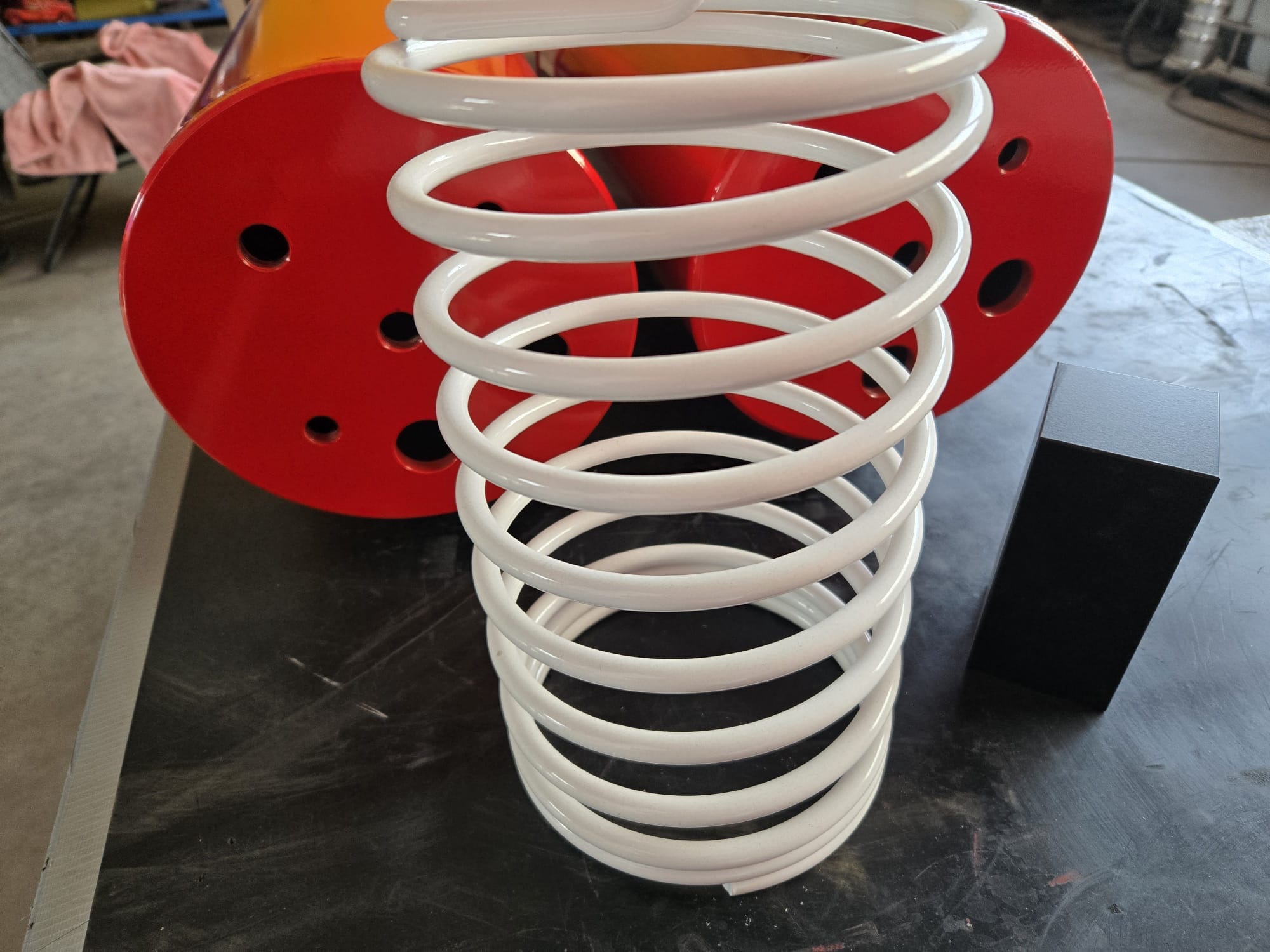 Componente industriale rosso e bianco