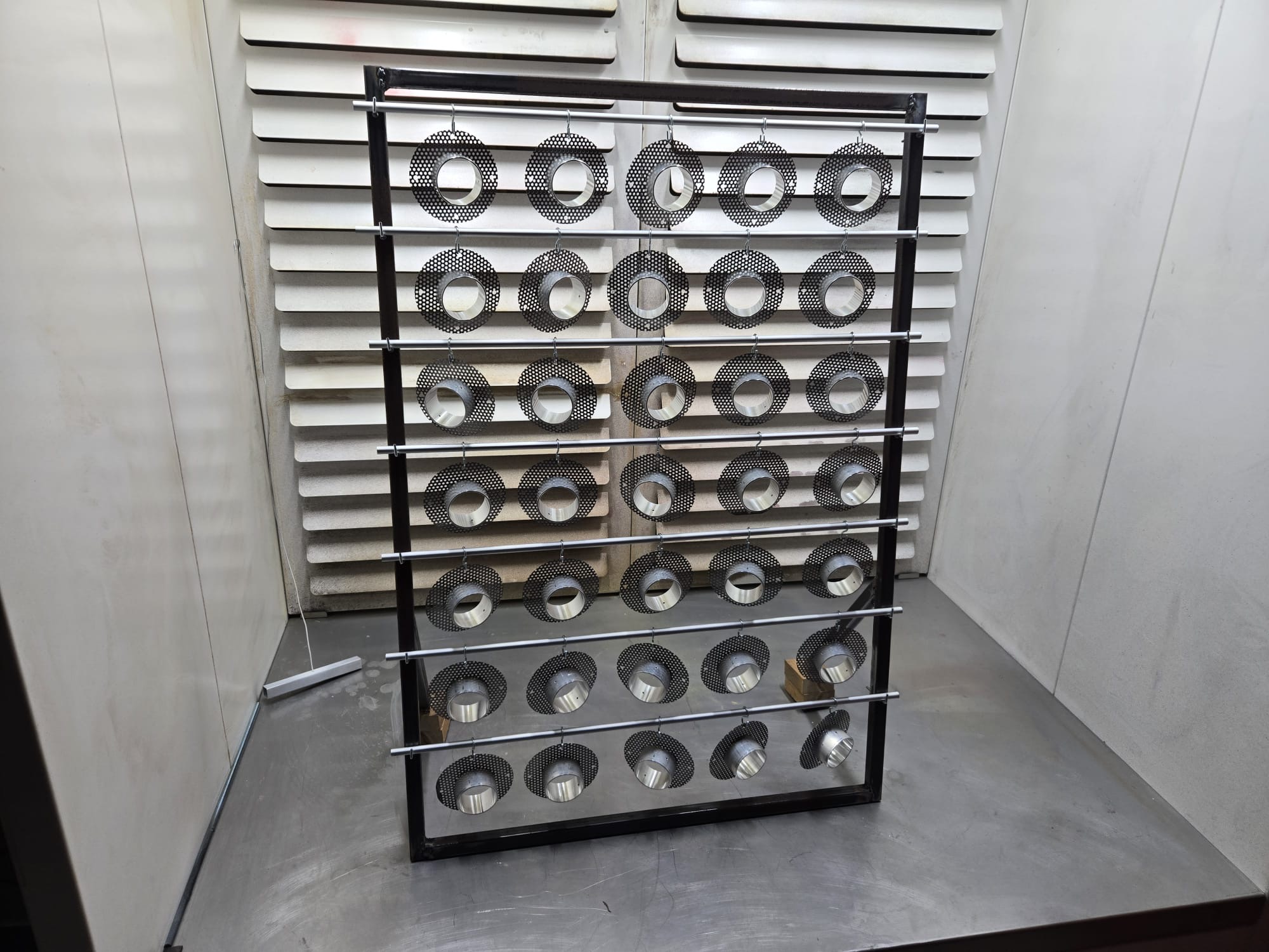 Particolari metallici disposti su supporto