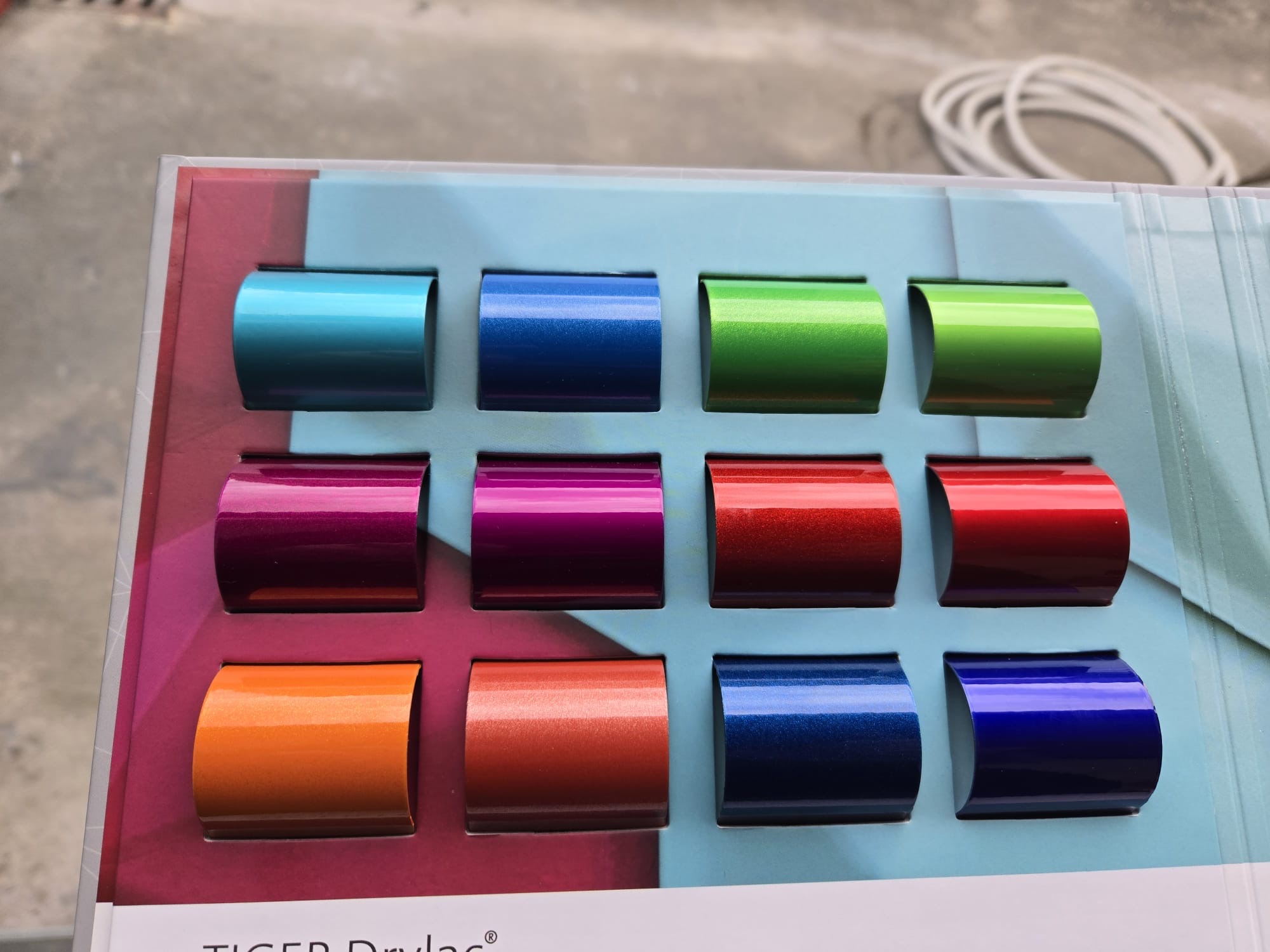 Campionario di colori per finiture e anodizzazione